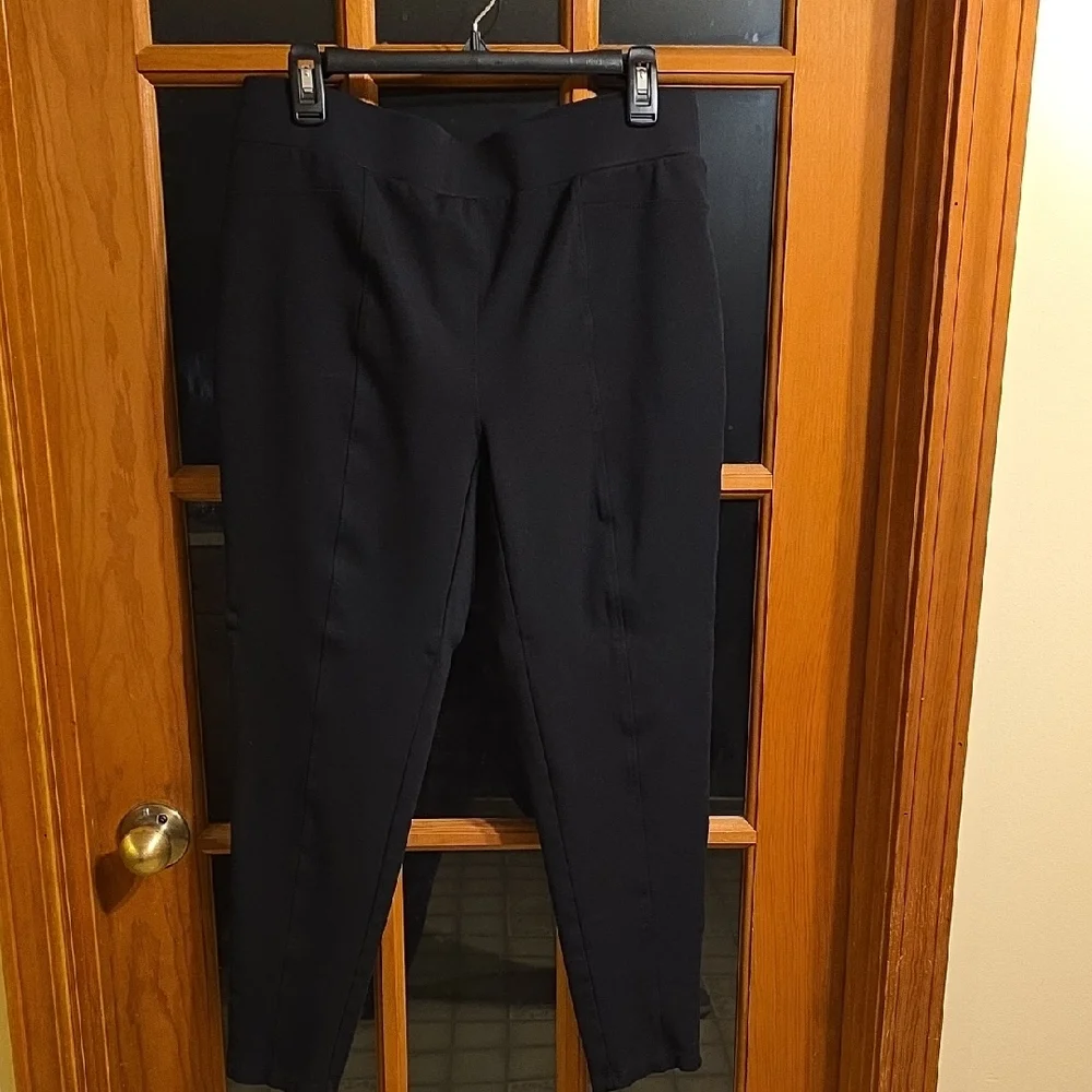 Intro. Black Ankle Pants - Picture 5 of 6